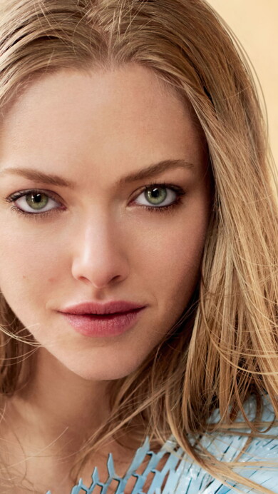 A captivating 4K wallpaper featuring Amanda Seyfried, the talented blonde actress and Hollywood star, capturing her beauty and charm, perfect for fans and admirers of her acting prowess and iconic roles.