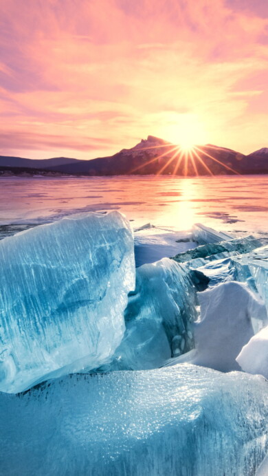 Experience the breathtaking beauty of Abraham Lake in 4K resolution, showcasing its mesmerizing ice bubbles and the stunning landscape of the Canadian Rockies in Alberta, Canada. This wallpaper captures the essence of this natural wonder, perfect for nature enthusiasts and travel lovers.