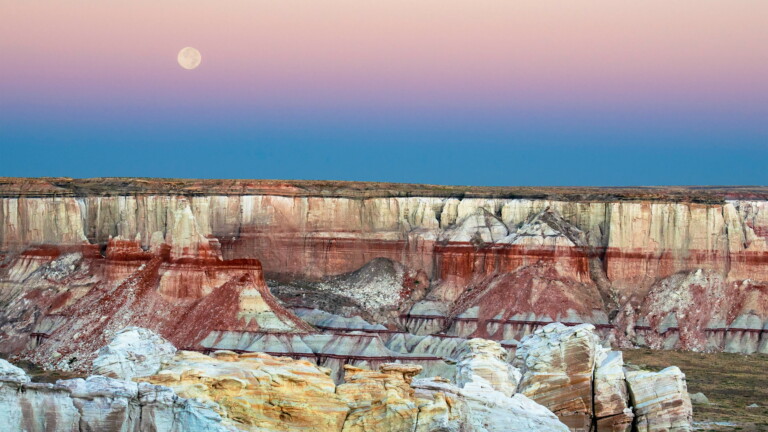 Behold the awe-inspiring beauty of Grand Canyon National Park in stunning 4K resolution. This wallpaper showcases the iconic natural wonder of the Grand Canyon with its majestic rock formations in the heart of Arizona, USA. Perfect for nature enthusiasts and travelers seeking a breathtaking desktop background.