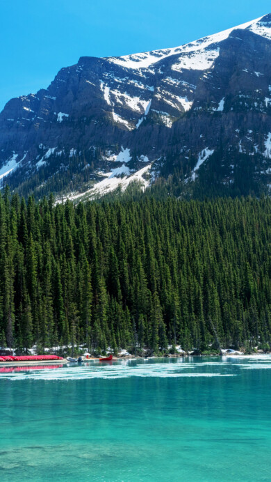 Immerse yourself in the serene beauty of Lake Louise in Canada's Banff National Park with this stunning 4K wallpaper. The turquoise waters, surrounded by the majestic Rocky Mountains, create a breathtaking scene that exudes tranquility. Ideal for travelers and those seeking a desktop background that captures the natural wonder and serene beauty of this iconic lake.