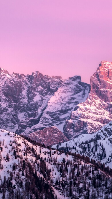 Immerse yourself in the breathtaking beauty of the Italian Alps with this captivating 4K wallpaper showcasing a majestic mountain range. Experience the European charm and alpine grandeur of Italy's Dolomites and Alps. Perfect for nature enthusiasts and adventure seekers seeking a scenic and awe-inspiring desktop background.